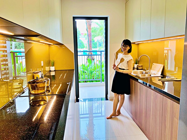 Chị Hằng đánh giá cao thiết kế căn bếp tại Hanoi Melody Residences