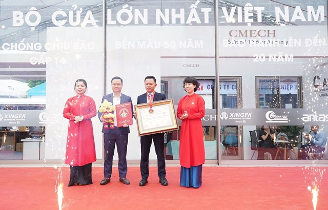 Bộ cửa lùa nhôm kính lớn nhất Việt Nam chính thức xác lập kỷ lục Quốc gia